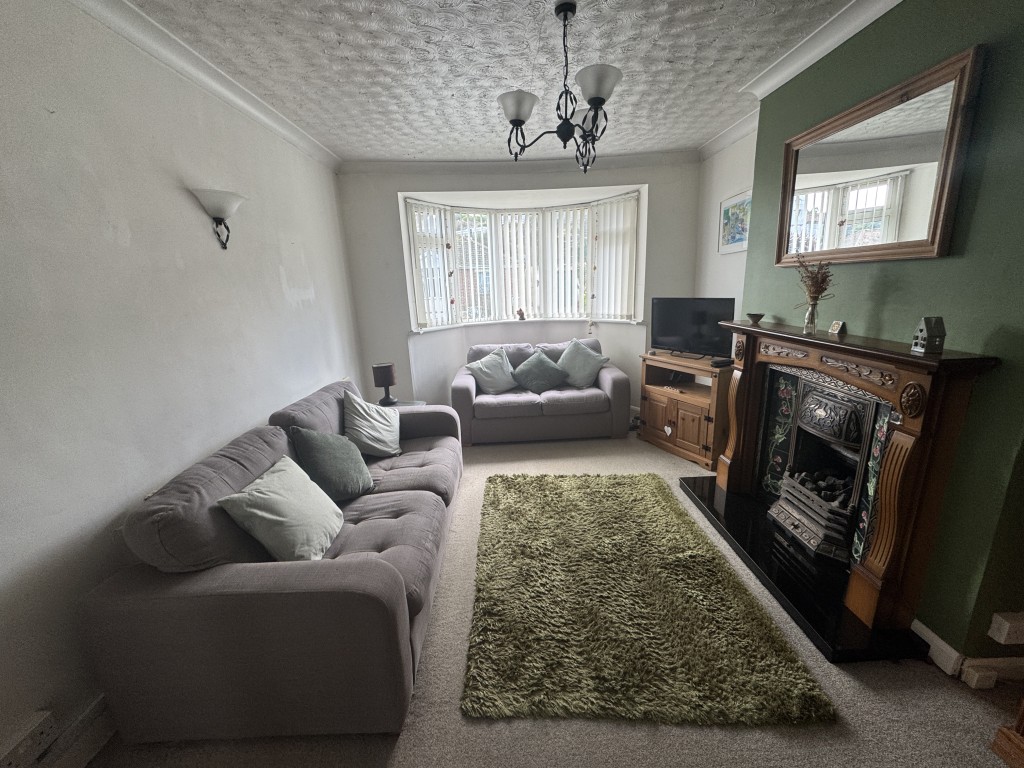 Lot: 93 - SEMI-DETACHED BUNGALOW IN QUIET CUL-DE-SAC - Living area